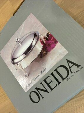 Vintage Oneida Juilliard Silverplated 2 Qt. Round Covered Baker (Oven-to-table)